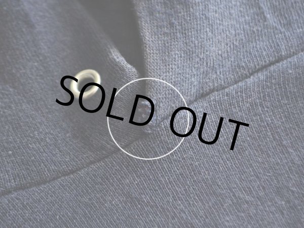 フード付け根に僅かなダメージ。