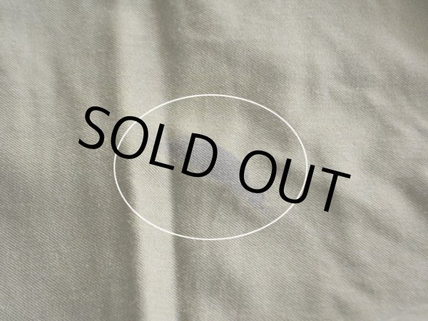 右足膝上付近に多少の汚れ。