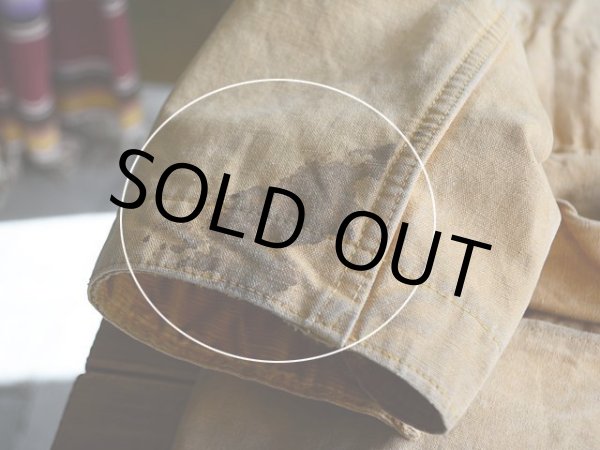 右袖口に汚れ。