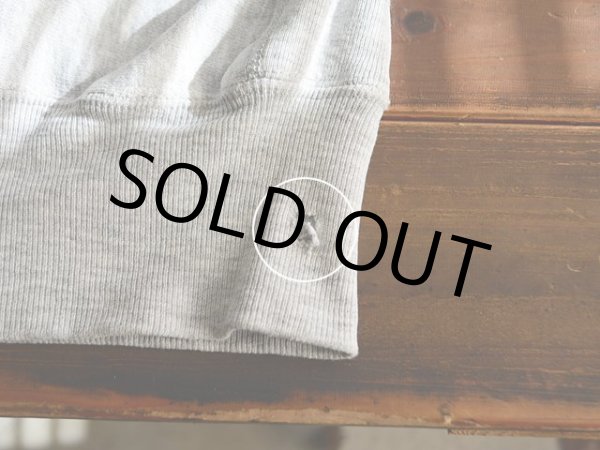 裾リブ右サイドに小さなダメージ。