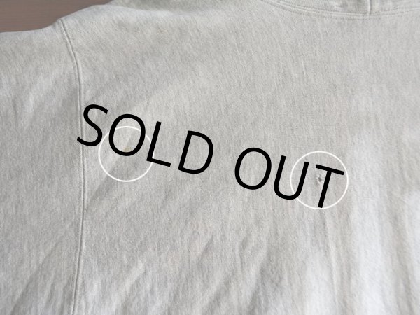 背中に小さなダメージと汚れ。