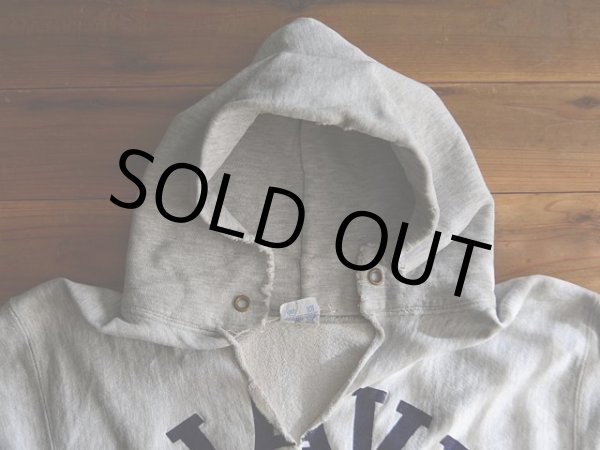 フード・首元にダメージ。