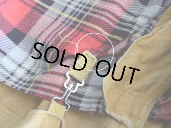 裏地に金具付け根に少々ダメージ。