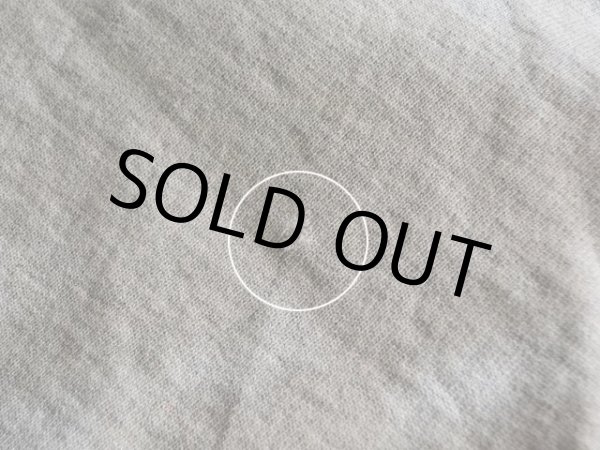 左袖に小さなダメージ。