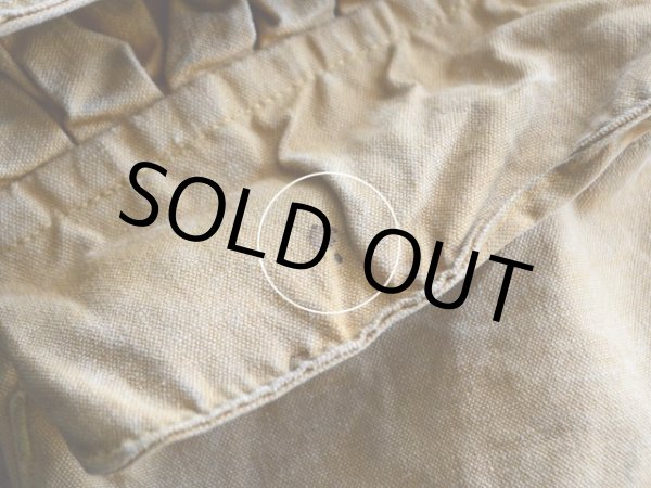 右裾ポケットのフラップに少々汚れ。