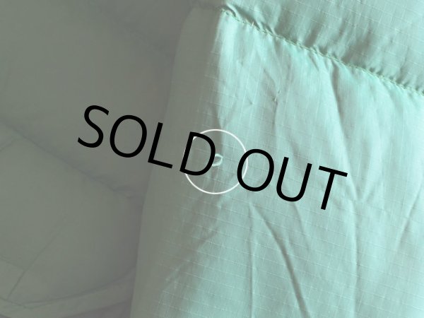 左袖に引っ掛けたような小さな跡。