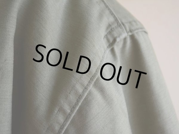 袖付け根などに少々ステッチホツレ。