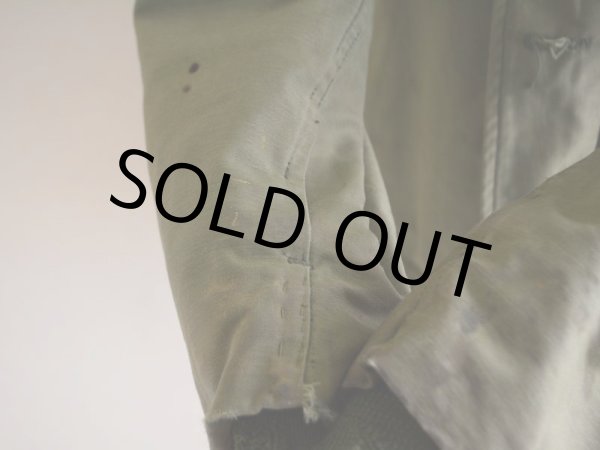 袖に少々汚れ、ステッチホツレ。