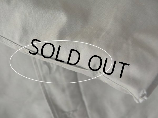 右袖口のステッチホツレ。