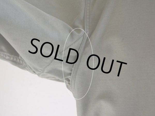 右袖付け根の脇付近にステッチホツレ。