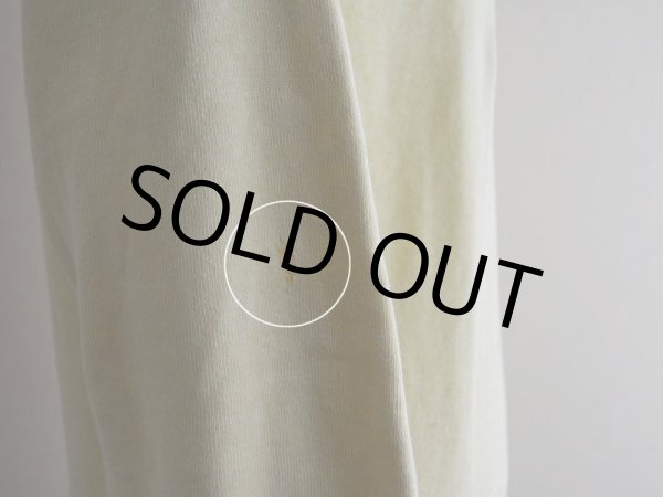 右肘付近に小さなダメージ。