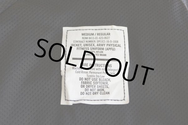 画像16: 2010s US.ARMY APFU ナイロントレーニングジャケット　 表記MEDIUM-REGULAR  (16)