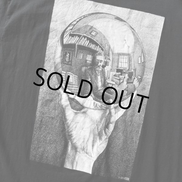 画像4: M.C.ESCHER アートTシャツ　 「写像球体を持つ手」　 表記XL  (4)