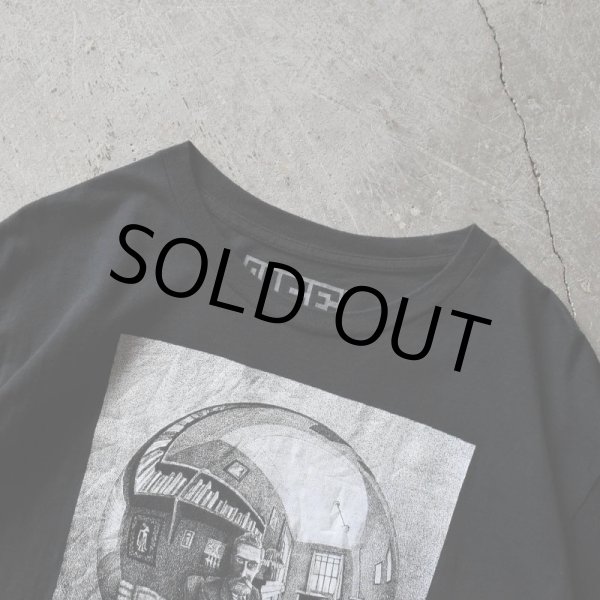 画像2: M.C.ESCHER アートTシャツ　 「写像球体を持つ手」　 表記XL  (2)